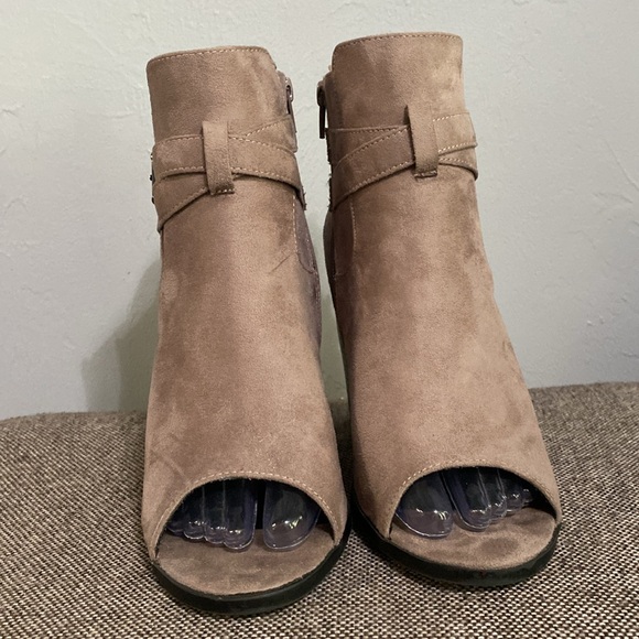 London Rag taupe colored peep toe, suede ankle boots, size 7. - Picture 7 of 13